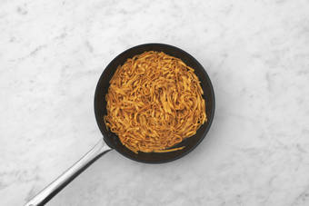 Chili-Nudeln anbraten