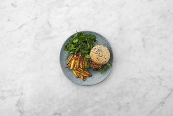 Tout le monde à table !