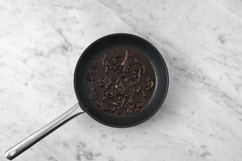 Préparer le jus d’oignon