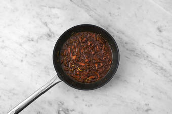 Vegetarische runderstukjes bakken