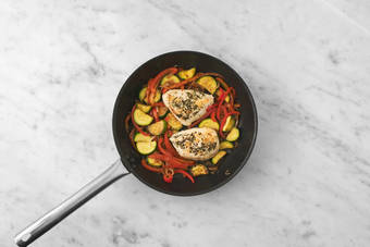 Cuire les légumes et le poulet