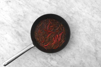 Vegetarische runderstukjes bakken