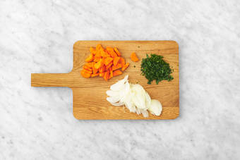 Gemüse und Kräuter schneiden