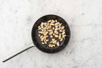 Le poulet entre en scène