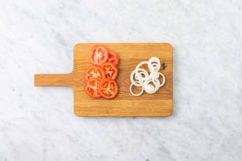 Förbered tomat och lök