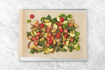 Agrega los tomates cherry