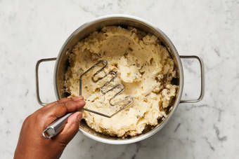 MAKE MASHED POTATOES