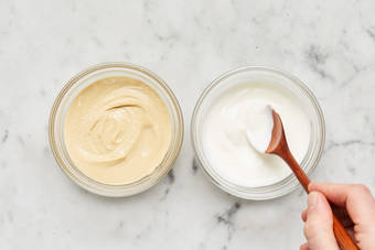 Mix Hummus & Make Crema
