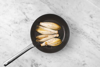 La poêle prend le relais