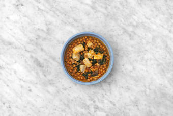 Agrega la merluza y emplata