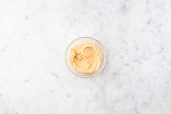 Formare l'impasto per i falafel