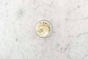 Préparer le fromage frais aux fines herbes