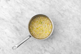 Cuire le riz en remuant