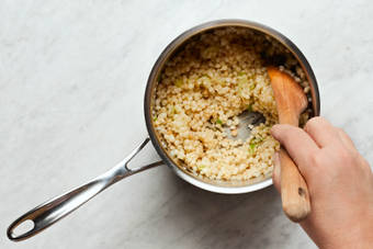 MAKE SCALLION COUSCOUS
