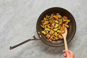 COOK CHICKEN & ZUCCHINI