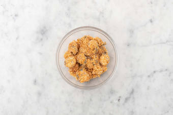 Preparare gamberi e insalata