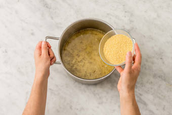 Couscous quellen lassen