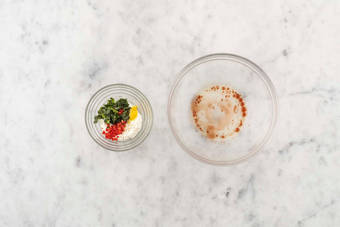 Prepara la salsa y la ensalada