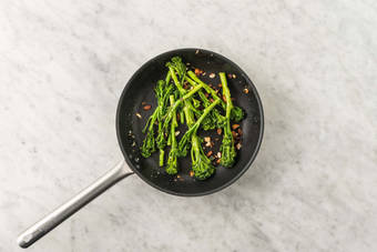 Steg broccolini og mandler