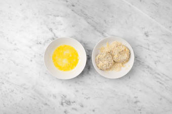 Impanare il burger di pesce