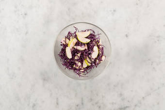 Gör rödkålssallad