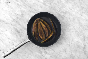 Cuire l'aubergine à l'étouffée