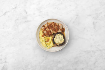 Tout le monde à table !