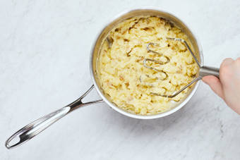 MAKE MASHED POTATOES