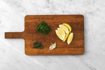 Ciseler les herbes fraîches