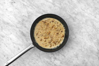 Cook mushroom sauce