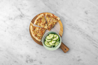 Tout le monde à table !