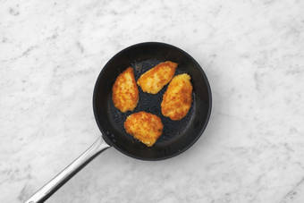 La poêle prend le relais