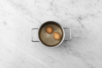 Les œufs prennent leur bain