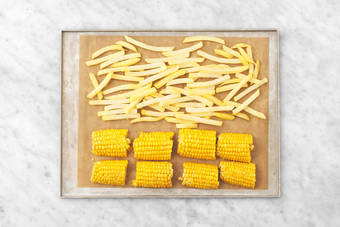 Pommes frites und Mais backen