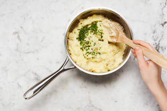 MAKE MASHED POTATOES