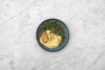 Prepara el puré y emplata