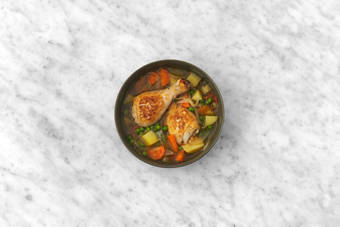 Agrega los guisantes y emplata