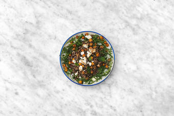 Prepara la vinagreta y emplata