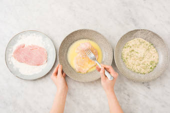 Schweinshuftplätzli panieren