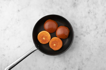 Tostare il pane e condire l'insalata