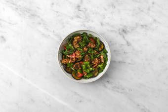 Tout le monde à table !