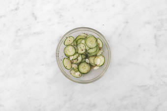 Für den Gurkensalat