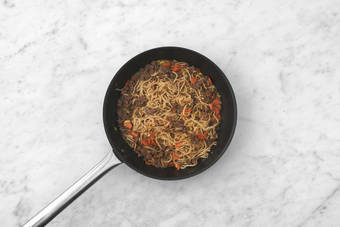 Tout s'emmêle à la poêle