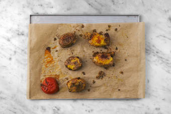 Infornare patate e pomodoro