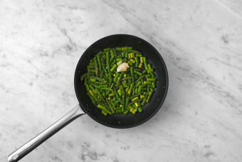 Cuocere gli asparagi