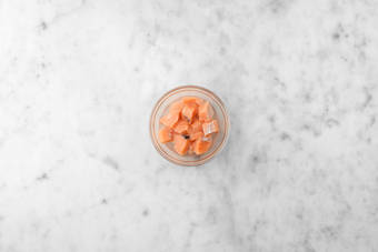 Cuocere il salmone e condire il riso