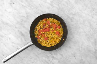 Cuocere la cipolla e il mais