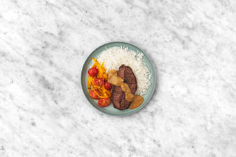 Cocina la ternera y emplata