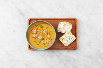 Cocina los langostinos y emplata