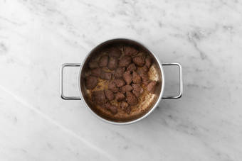 Cocina la ternera y las verduras